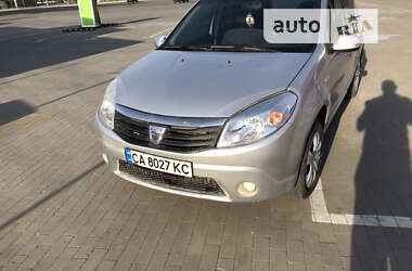 Хэтчбек Dacia Sandero 2008 в Умани