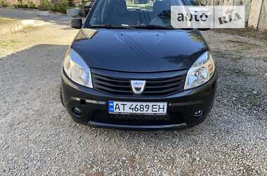 Хэтчбек Dacia Sandero 2010 в Тысменице