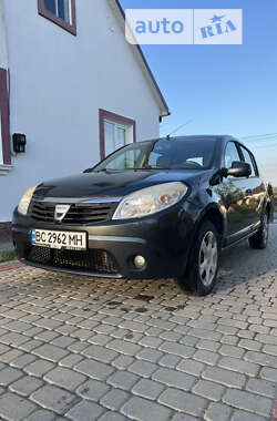 Хэтчбек Dacia Sandero 2008 в Городке