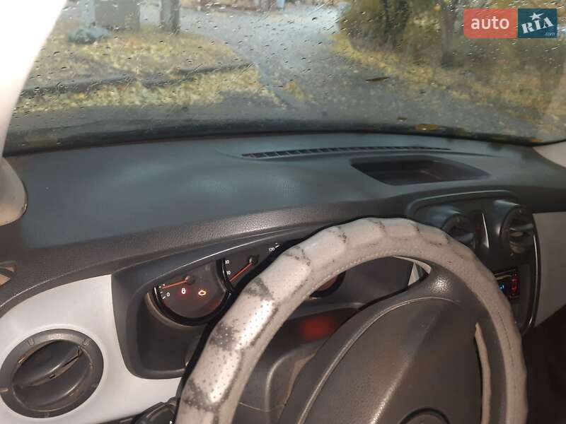 Хэтчбек Dacia Sandero 2013 в Харькове