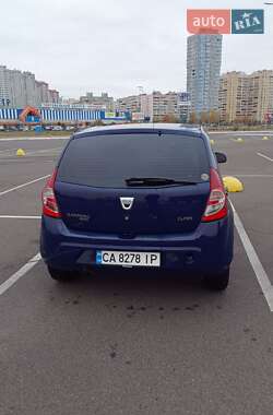 Хэтчбек Dacia Sandero 2009 в 