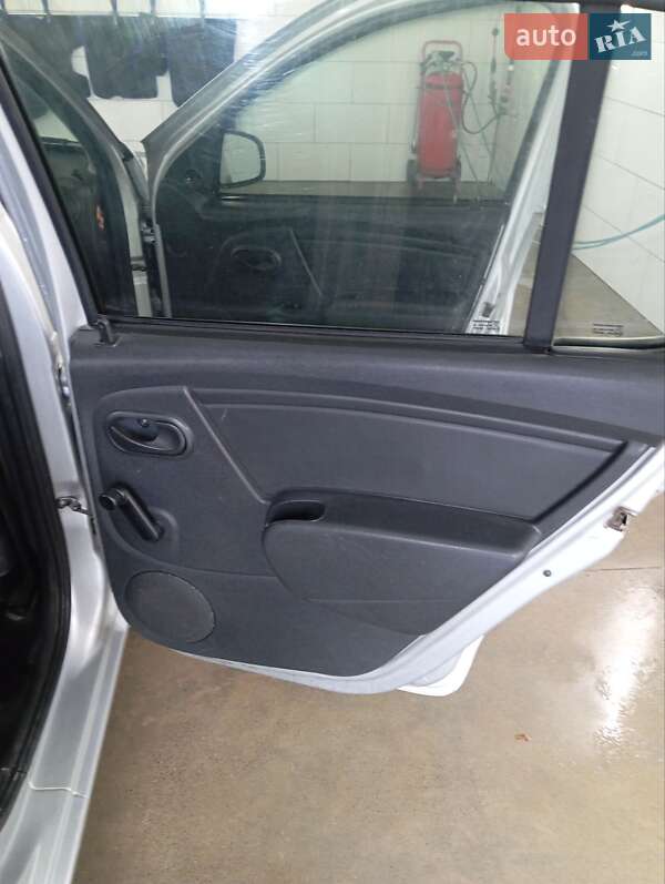 Хетчбек Dacia Sandero 2011 в Дрогобичі