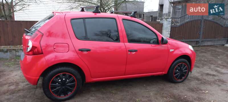 Хэтчбек Dacia Sandero 2010 в Быковке