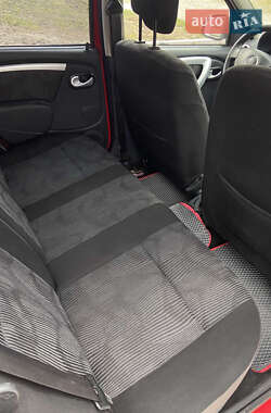 Хэтчбек Dacia Sandero 2009 в 