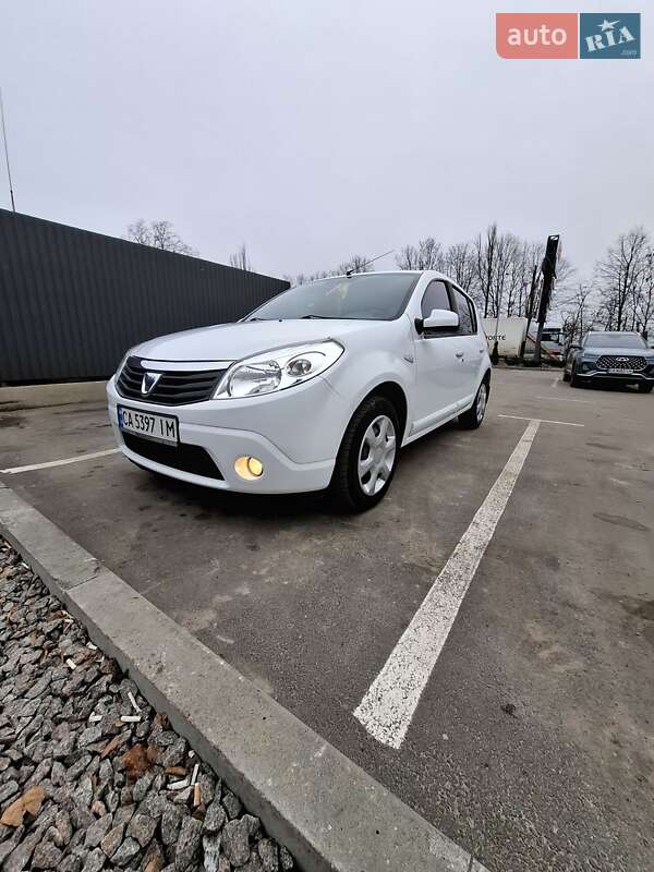 Хетчбек Dacia Sandero 2010 в Умані