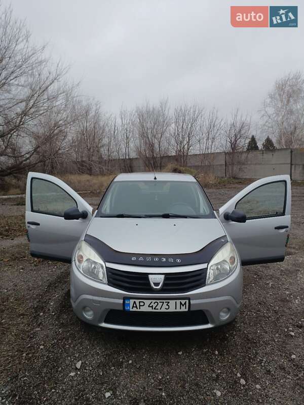 Хэтчбек Dacia Sandero 2010 в Запорожье