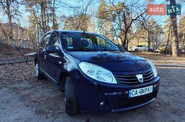 Хэтчбек Dacia Sandero 2010 в 