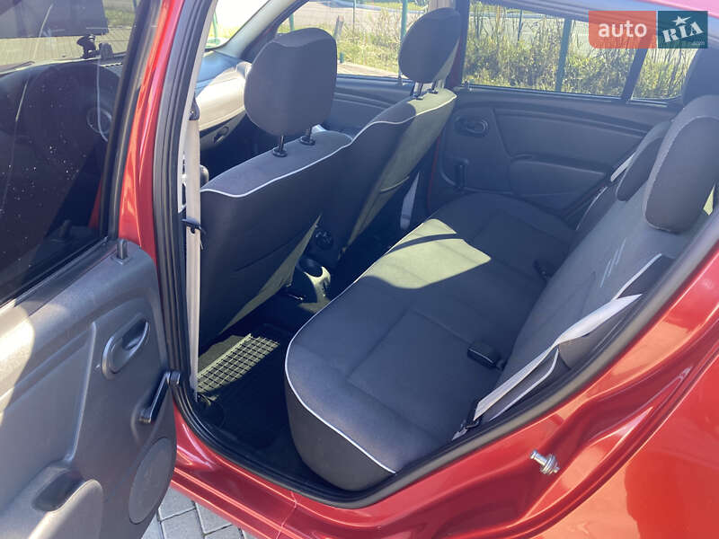 Хэтчбек Dacia Sandero 2012 в Львове
