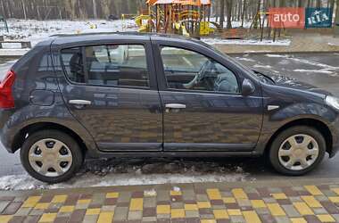 Хэтчбек Dacia Sandero 2009 в Чернигове