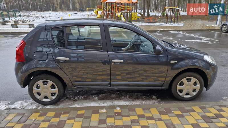 Хэтчбек Dacia Sandero 2009 в Чернигове