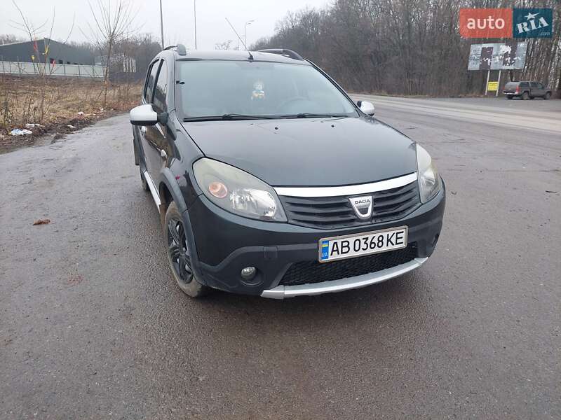 Хэтчбек Dacia Sandero 2012 в 