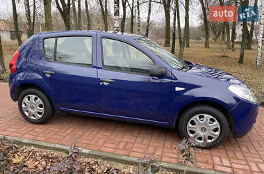 Хэтчбек Dacia Sandero 2009 в Хороле