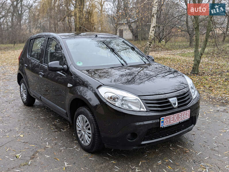 Хэтчбек Dacia Sandero 2009 в Умани