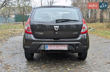 Хэтчбек Dacia Sandero 2009 в Умани