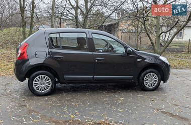 Хэтчбек Dacia Sandero 2009 в Умани