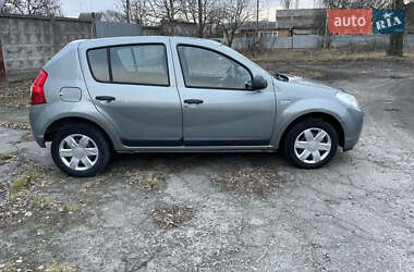 Хетчбек Dacia Sandero 2009 в 