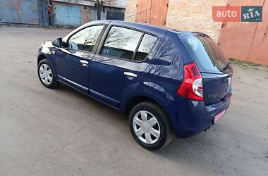 Хэтчбек Dacia Sandero 2009 в 