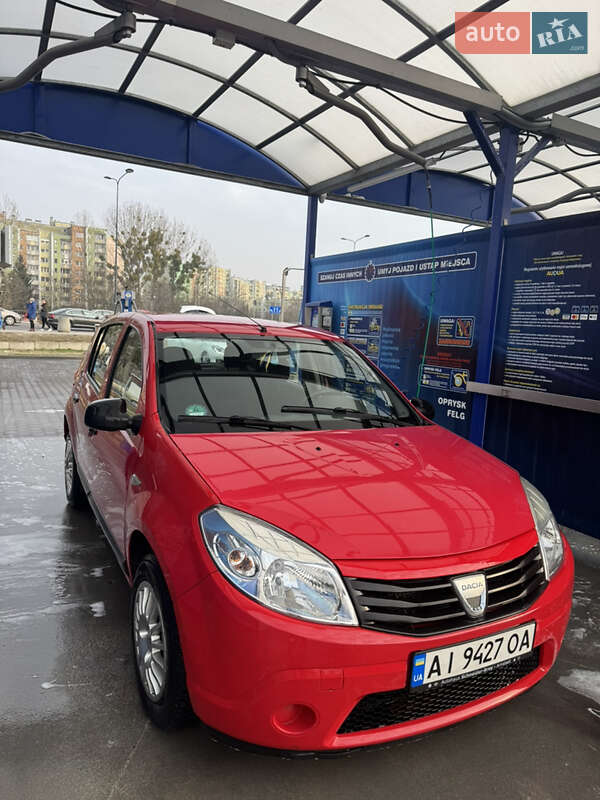 Хэтчбек Dacia Sandero 2009 в Киеве