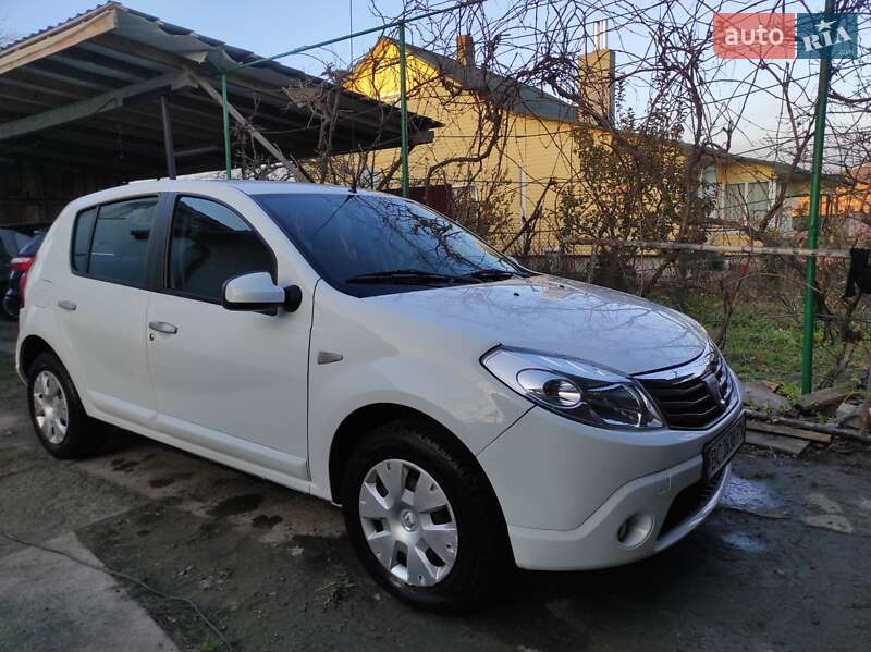 Хэтчбек Dacia Sandero 2010 в 