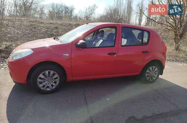 Хэтчбек Dacia Sandero 2010 в 