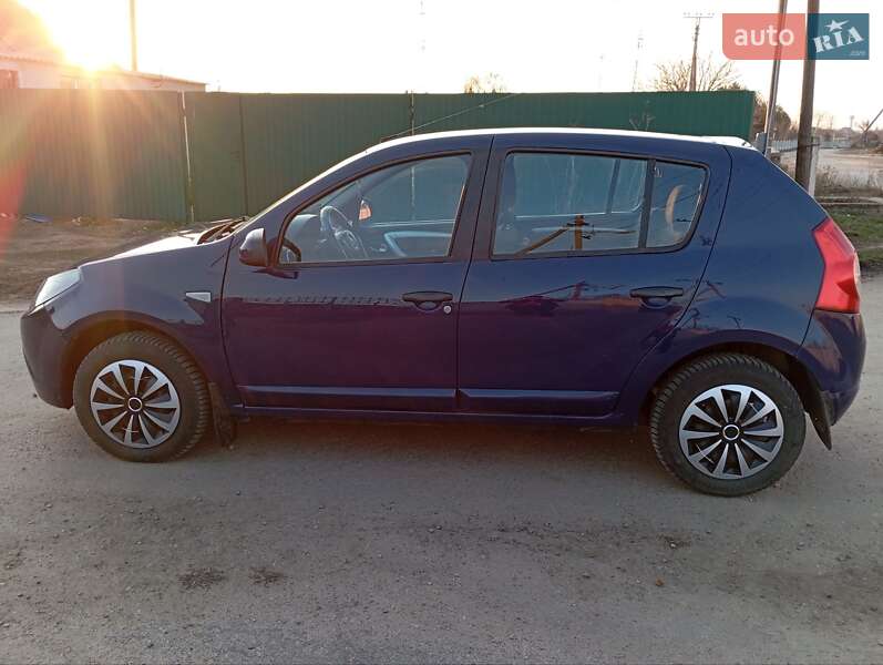 Хэтчбек Dacia Sandero 2008 в Вознесенске