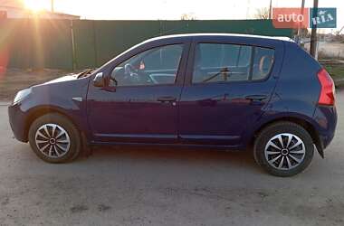 Хэтчбек Dacia Sandero 2008 в 