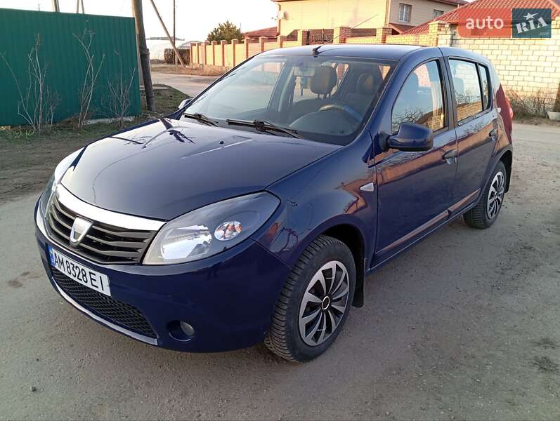 Хэтчбек Dacia Sandero 2008 в 