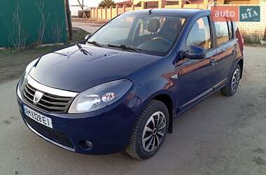 Хэтчбек Dacia Sandero 2008 в 
