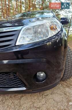 Хэтчбек Dacia Sandero 2011 в 