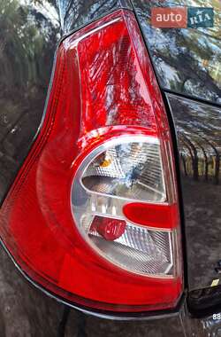 Хэтчбек Dacia Sandero 2011 в 