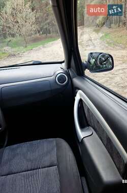 Хэтчбек Dacia Sandero 2011 в 