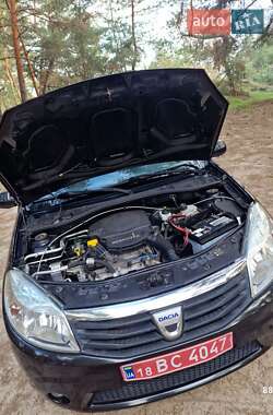 Хэтчбек Dacia Sandero 2011 в 