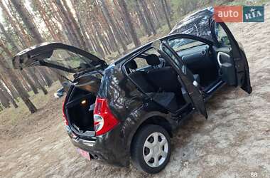 Хэтчбек Dacia Sandero 2011 в 