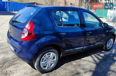 Хетчбек Dacia Sandero 2010 в 