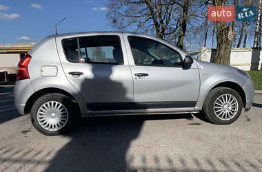 Хэтчбек Dacia Sandero 2008 в 