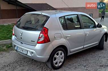 Хэтчбек Dacia Sandero 2009 в 