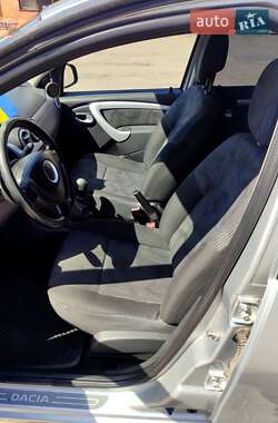 Хэтчбек Dacia Sandero 2009 в 