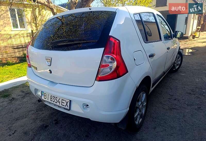 Хэтчбек Dacia Sandero 2009 в 