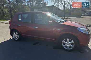 Хэтчбек Dacia Sandero 2009 в 