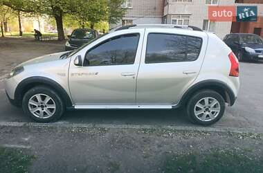 Хэтчбек Dacia Sandero 2012 в 