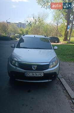 Хэтчбек Dacia Sandero 2012 в 