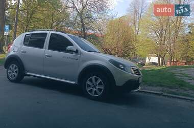 Хэтчбек Dacia Sandero 2012 в 