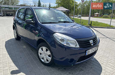 Хетчбек Dacia Sandero 2009 в 