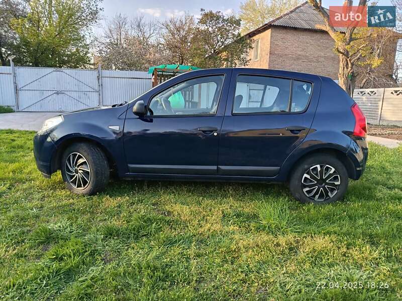 Хетчбек Dacia Sandero 2010 в Жовтих Водах