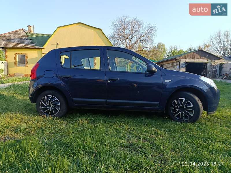 Хетчбек Dacia Sandero 2010 в Жовтих Водах