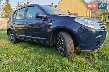 Хэтчбек Dacia Sandero 2010 в 