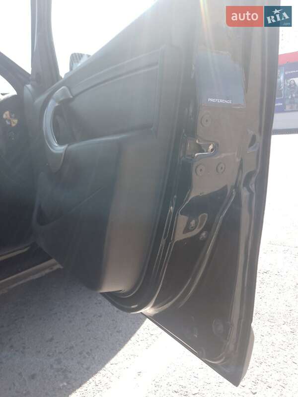 Хэтчбек Dacia Sandero 2009 в Остроге фото 11 Хэтчбек Dacia Sandero 2009 в Остроге