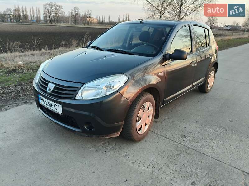 Хэтчбек Dacia Sandero 2009 в 
