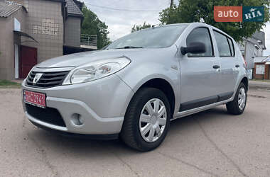 Хэтчбек Dacia Sandero 2010 в 