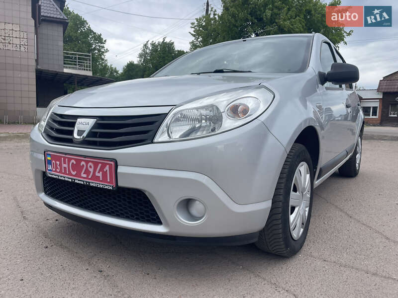 Хэтчбек Dacia Sandero 2010 в 